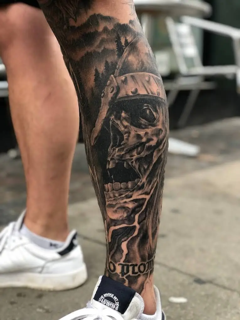 Black and grey tatovering fra Black Atlas