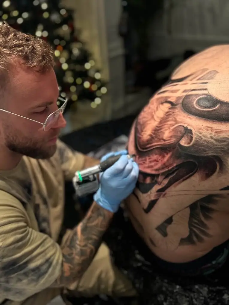 Realistisk tatovering fra Black Atlas